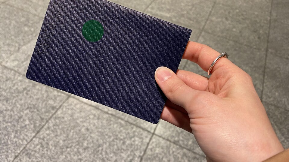 Un passeport avec un collant vert et rond