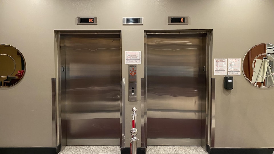 Deux portes d'ascenseur