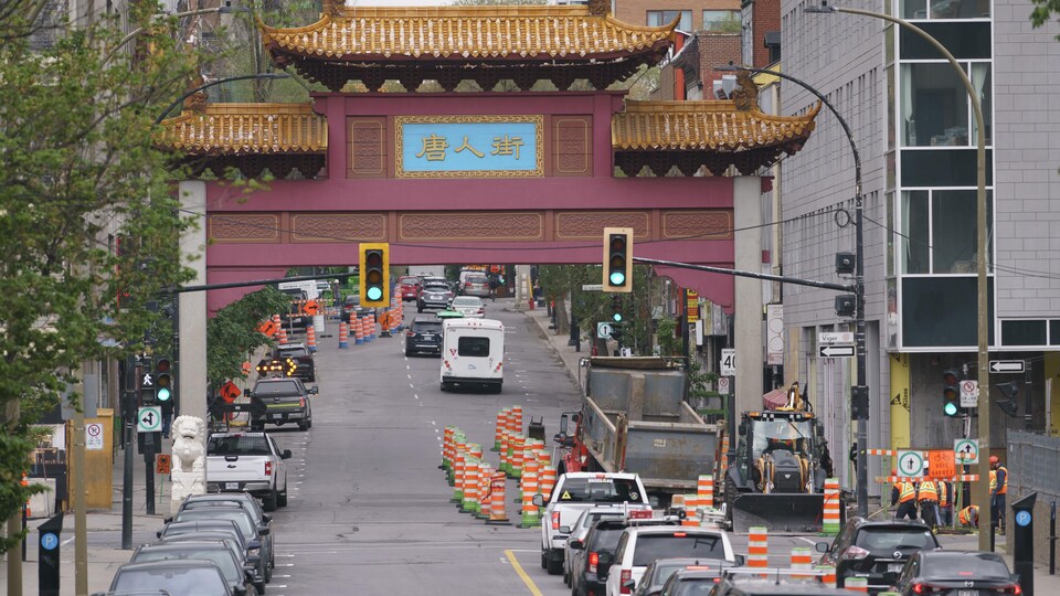 Le boulevard Saint-Laurent à la hauteur de la porte d'entrée du quartier chinois, où des cônes orange et des voitures se côtoient.