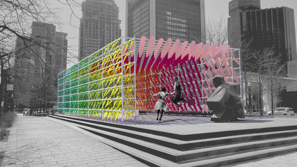 Deux personnes déambulent au centre-ville de Montréal près d'une installation artistique.