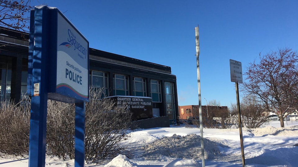Le quartier général du Service de police de Saguenay se dresse sous un ciel bleu. 