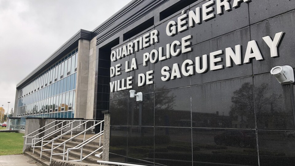 La façade du quartier général de la police de Saguenay.