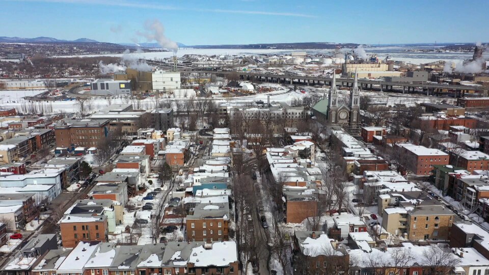 Le quartier Limoilou photographié du haut des airs en hiver.