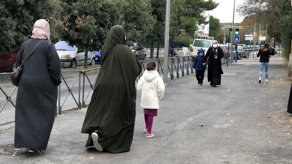 Des femmes musulmanes accompagnent leurs enfants à l'école