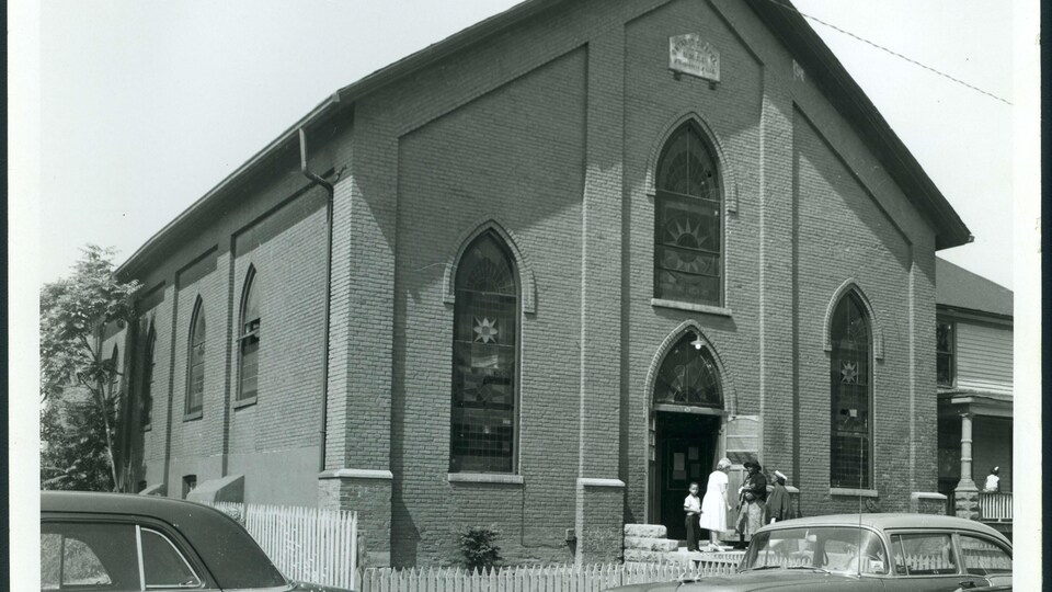 Photo d'archive d'une église à la sortie de la messe