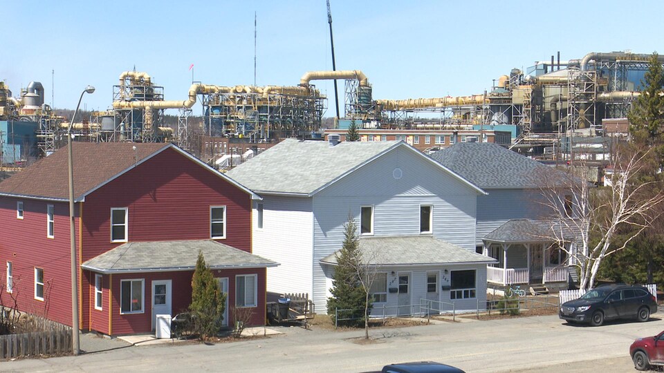 Un quartier résidentiel juste à côté d'une zone industrielle.