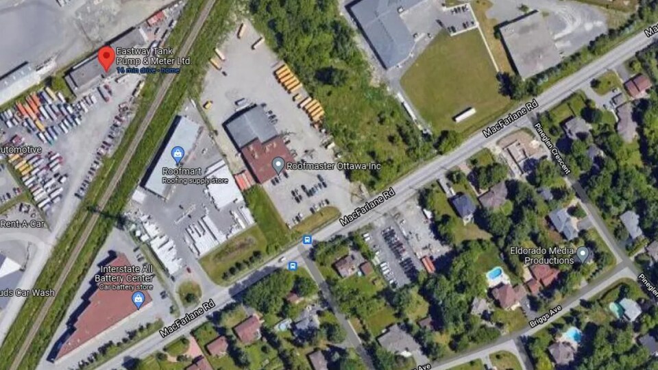 Une image satellite montre la proximité de l'installation d'Eastway Tank à des résidences qui se trouvent à quelques centaines de mètres. 