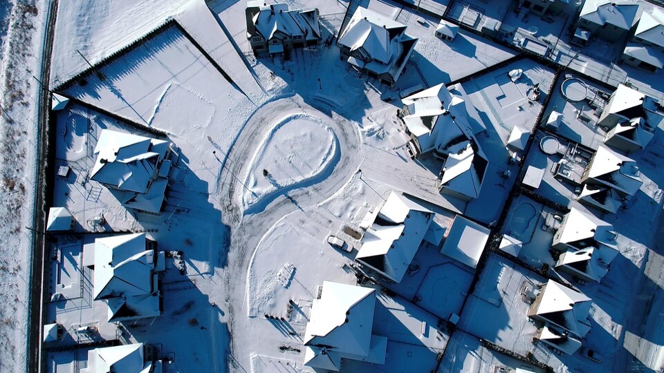 Un quartier résidentiel enneigé.