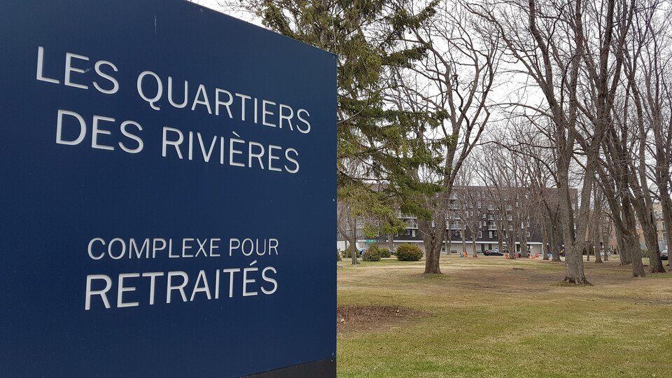 Une pancarte affichant le nom du complexe pour retraités Les Quartiers des rivières