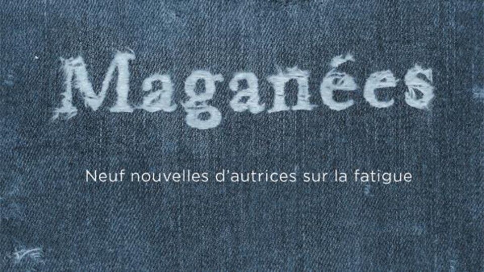 Un jeans déchiré sur lequel est écrit « Maganées ».