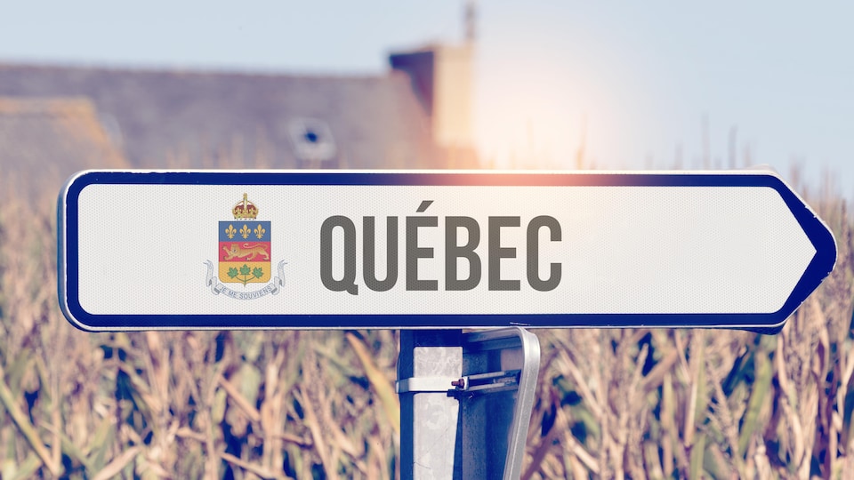 Un panneau avec les armoiries du Québec ainsi que le mot « Québec ». 