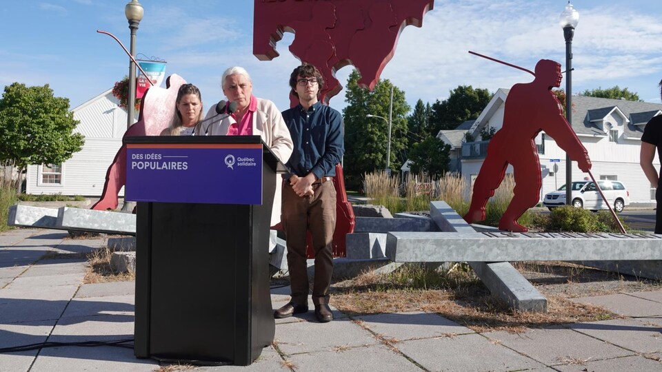 La co-porte-parole de Québec solidaire Manon Massé entourée de candidats du parti en Outaouais.