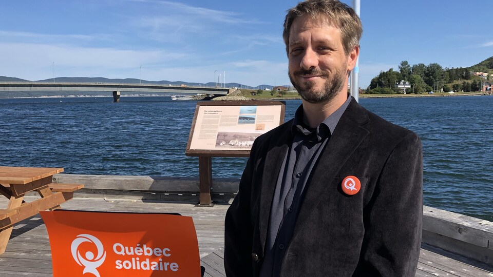 Alexis Dumont-Blanchet photographié au bord de l'eau.