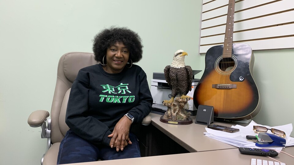 Selon Queen Amina Eghujovbo, fondatrice de  Zalent Creatives Inc, est assise dans son bureau en face d’une statuette d'un oiseau et d’une guitare à sa droite sur la table.
