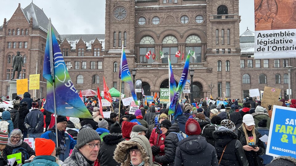 Des manifestants rassemblés devant l'Assemblée législative de l'Ontario, à Toronto.