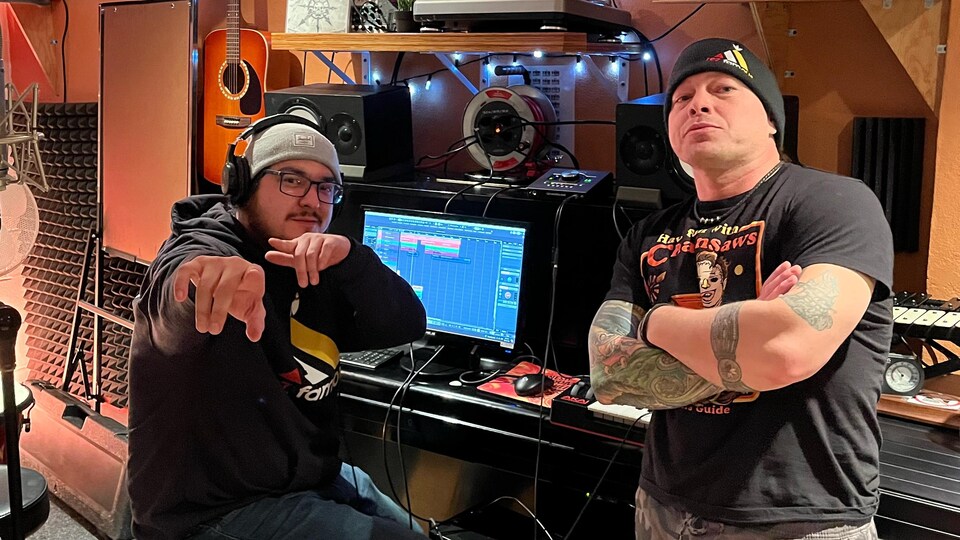 Les deux rappeurs posent dans un studio.