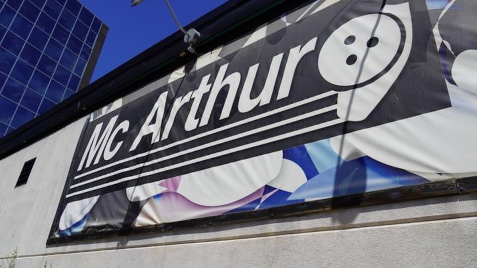 Une enseigne de vinyle avec le nom de l'entreprise, une quille et une boule à trois trous.
