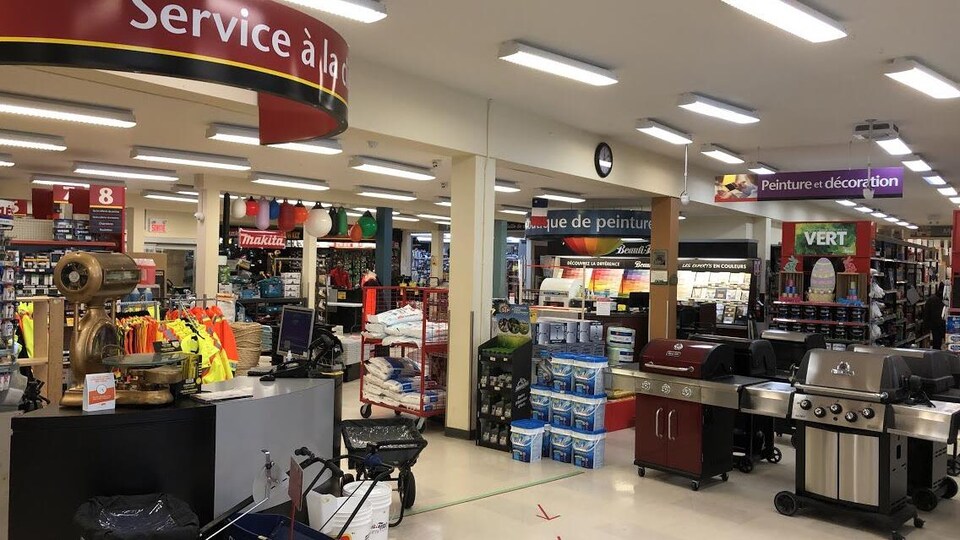 L'intérieur d'une quincaillerie.
