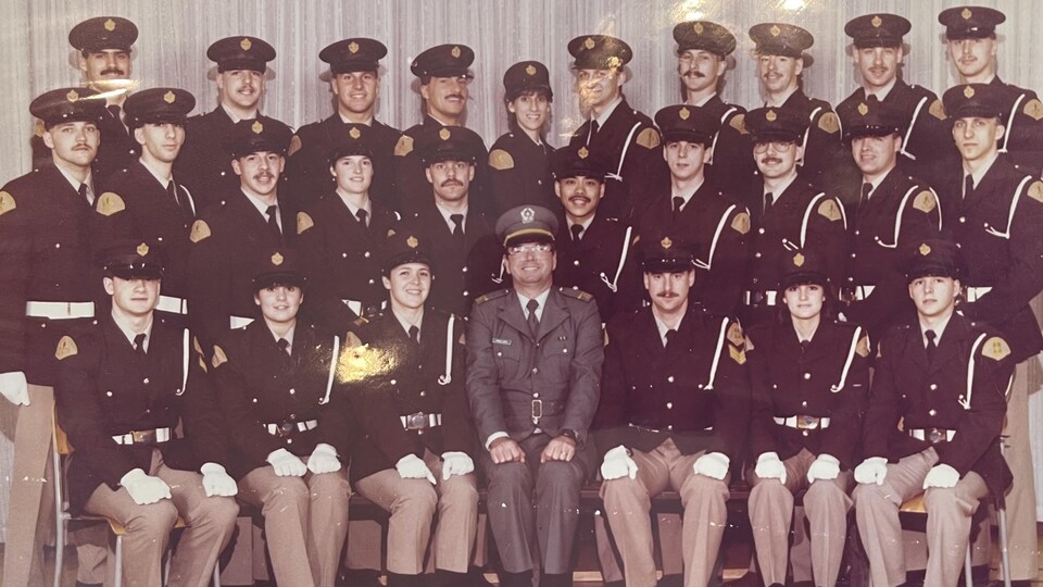 Les policiers du district 22 posent en uniforme.