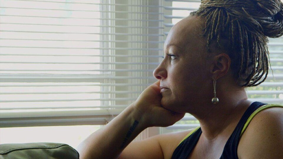 La militante Rachel Dolezal regarde par la fenêtre.