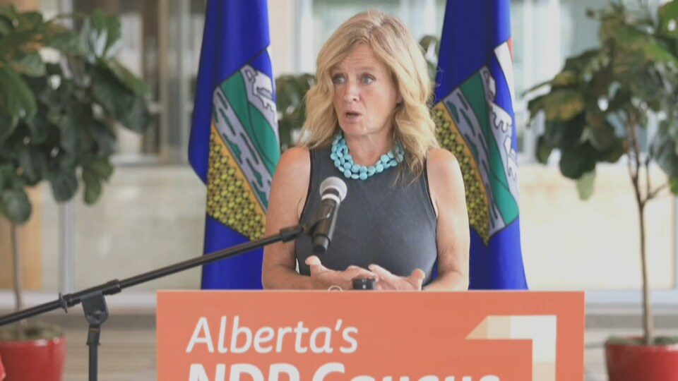 Rachel Notley en conférence de presse.