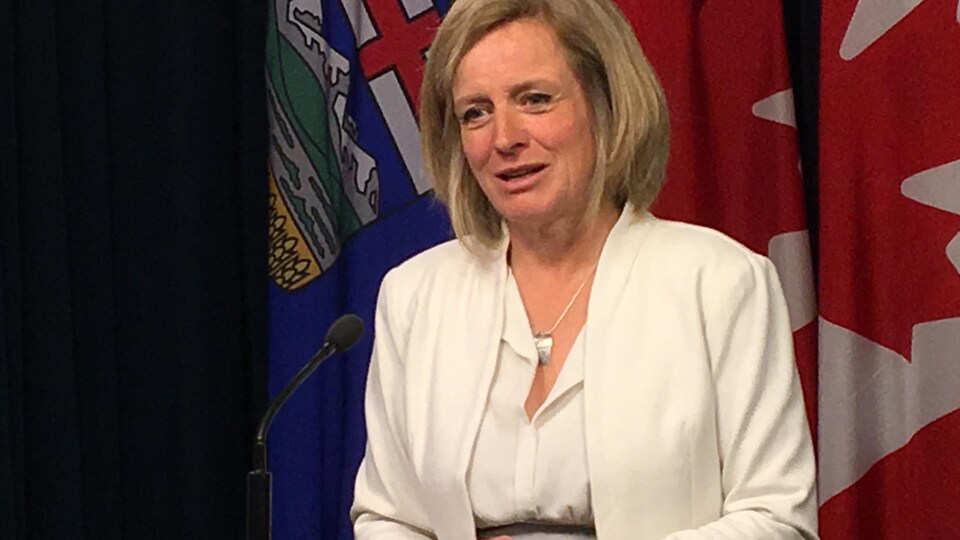 La première ministre albertaine, Rachel Notley, au cours d'une conférence de presse.