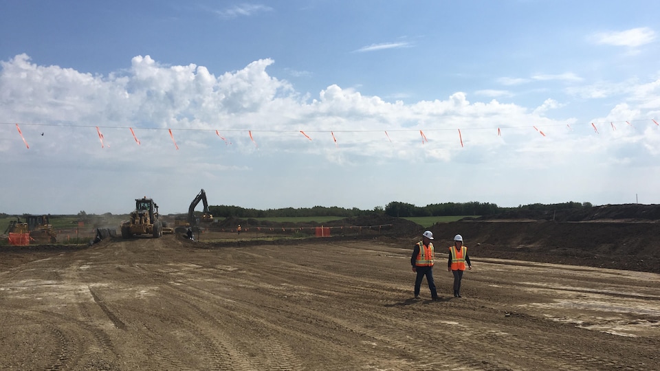 Rachel Notley visite le chantier de la nouvelle ligne 3 d'Enbridge aux côtés de David Murch, d'OJ Pipelines, l'entrepreneur responsable d'une partie de la rénovation.