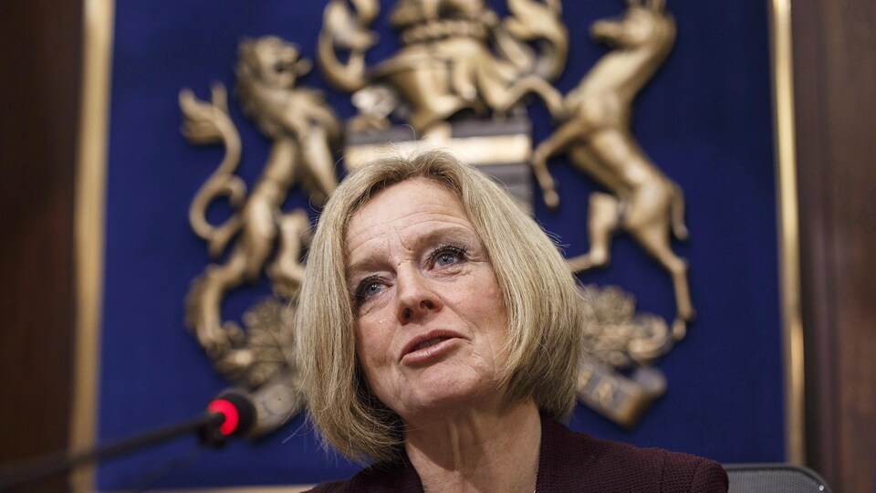 Rachel Notley parle derrière un micro.