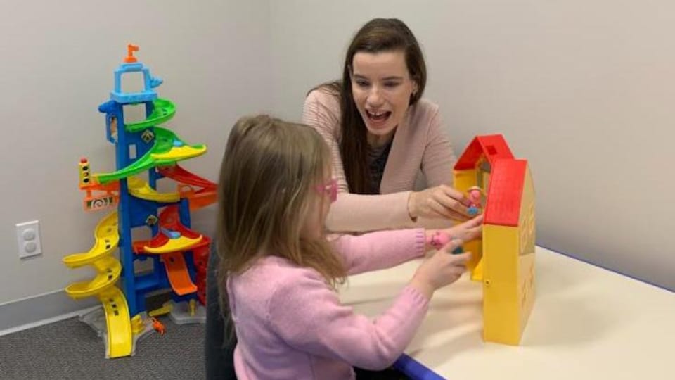 Rachel Pessah interagit avec une enfant à son cabinet d'orthophonie.