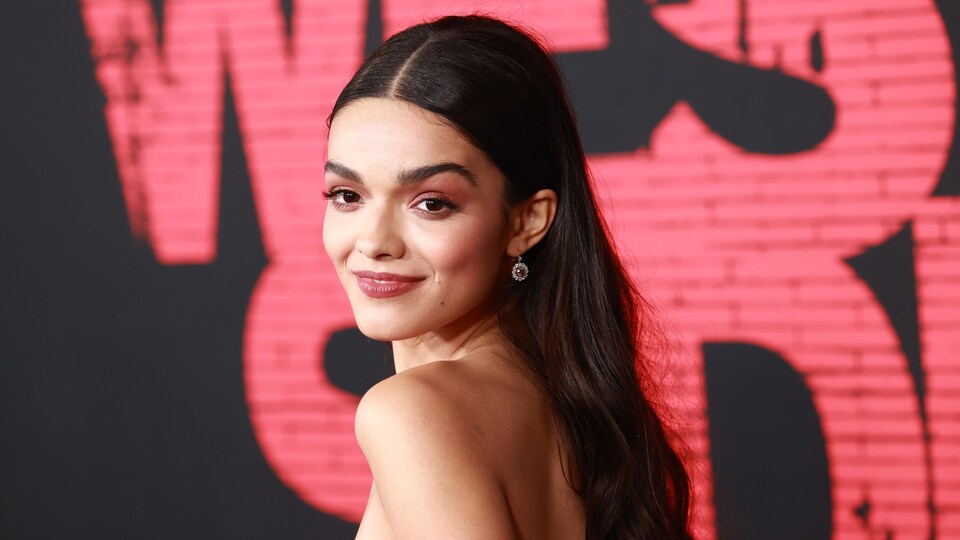 Une femme pose pour les photographes lors d'une soirée tapis rouge.