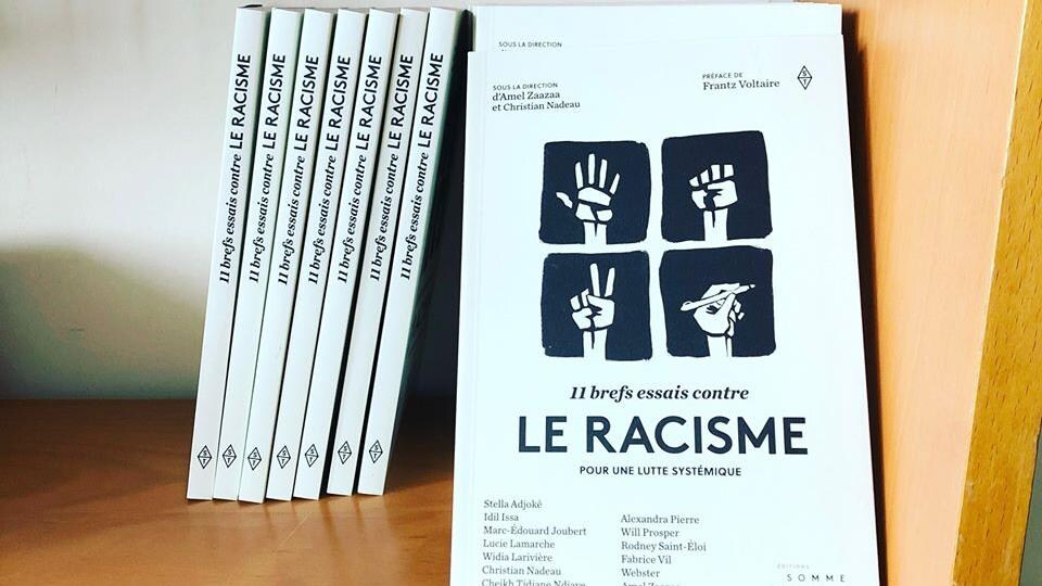 Des exemplaires du livre sur une tablette de bibliothèque.
