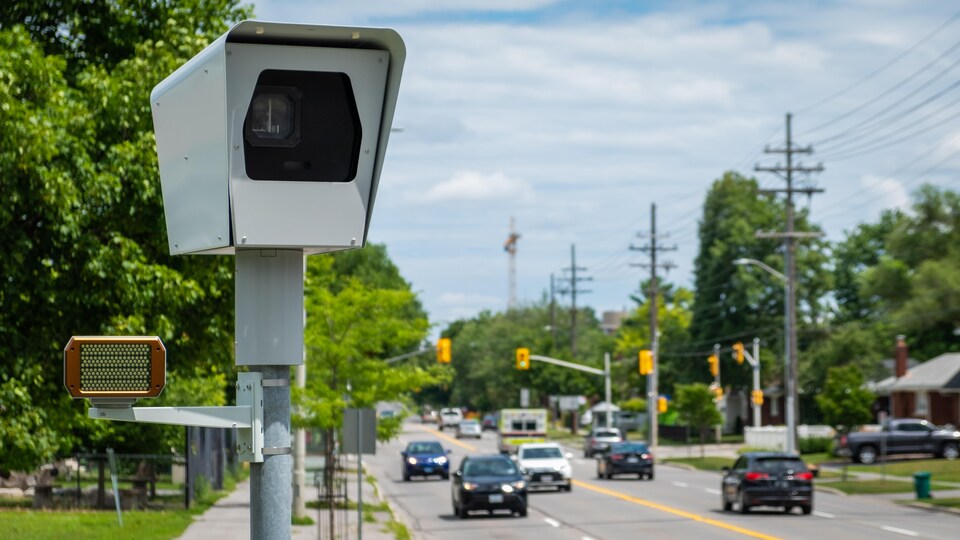 Un radar photo est installé en bordure de la rue.