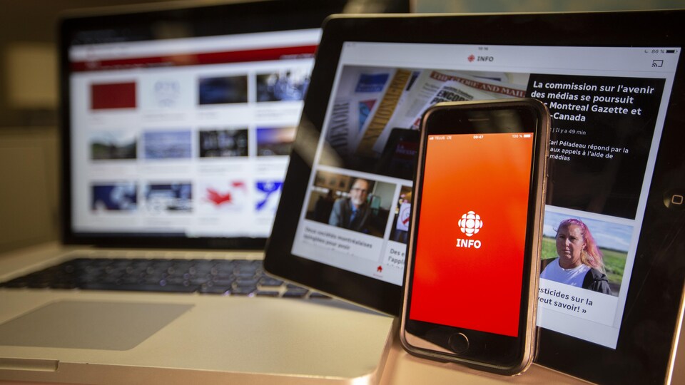 Un téléphone, une tablette et un ordinateur affichent du contenu de Radio-Canada.