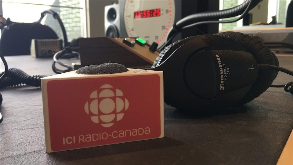 Des écouteurs et une bague de micro portant le logo de Radio-Canada