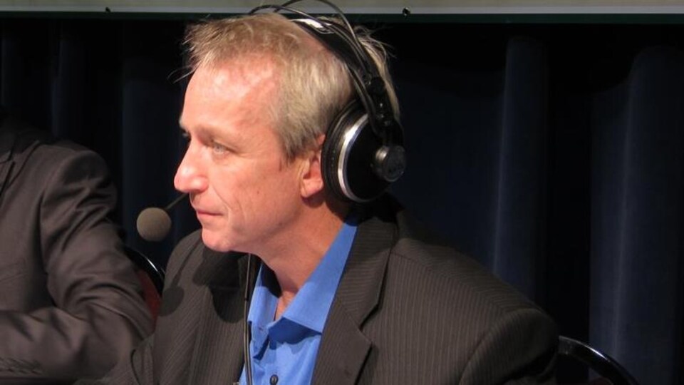 Jean Fontaine avec un micro-casque sur la tête.