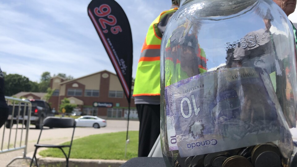 Un bocal rempli d'argent.
