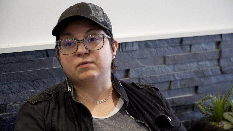 Rae Metcalfe, portant une casquette et des lunettes.