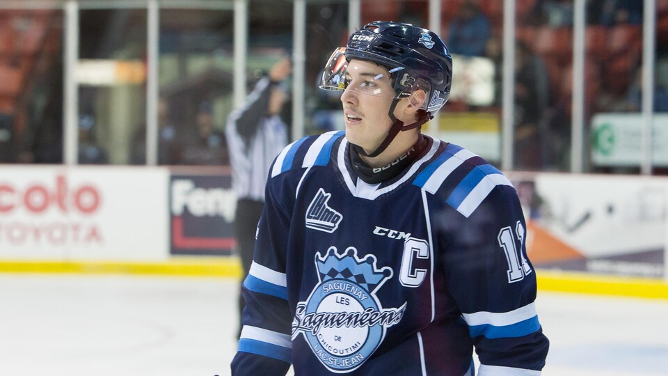 Rafaël Harvey-Pinard se trouve sur la glace du Centre Georges-Vézina.