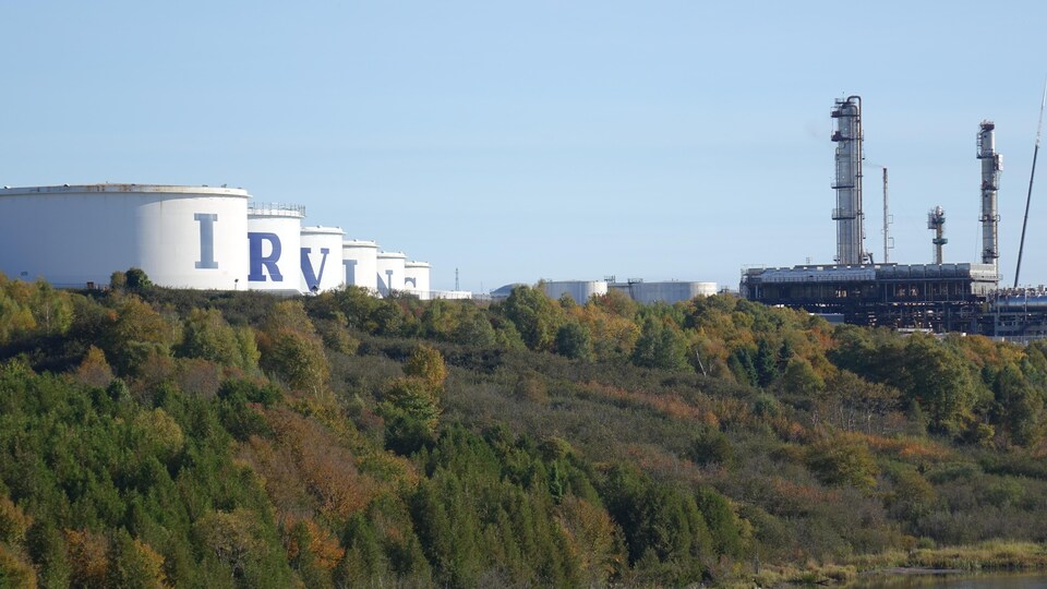 La raffinerie et les réservoirs de pétrole d'Irving Oil à Saint-Jean.