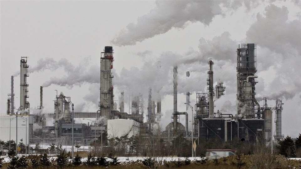 Cheminées de la raffinerie de Valero à Lévis.