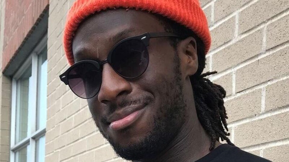 Le portrait de Raheem White avec des lunettes de soleil.