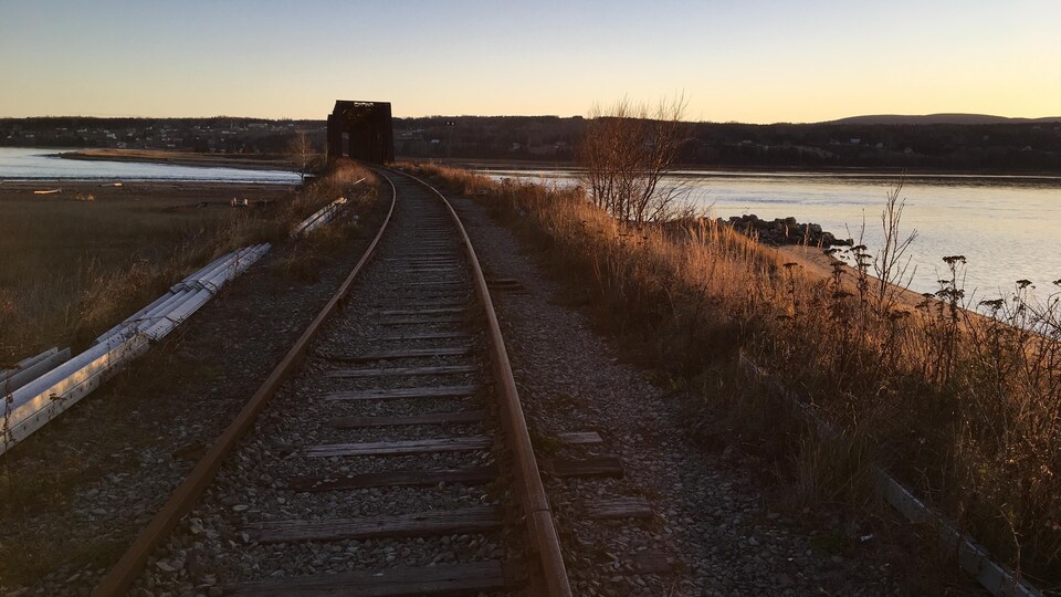 Le chemin de fer a besoin d'être restauré pour permettre le retour du rail entre Caplan et Gaspé. 