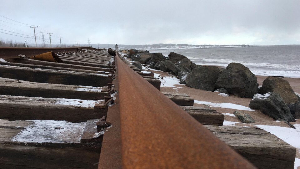 Le chemin de fer de la Gaspésie longe la mer à plusieurs endroits qui ne sont pas protégés des vagues.