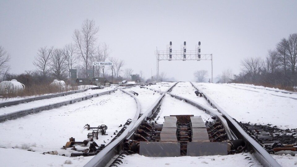 Photo des rails du Canadien National, enneigés, à Tyendinaga.