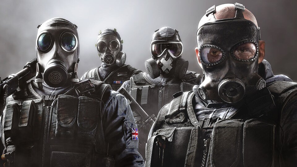 Une image montrant quatre policiers munis de masques à gaz.