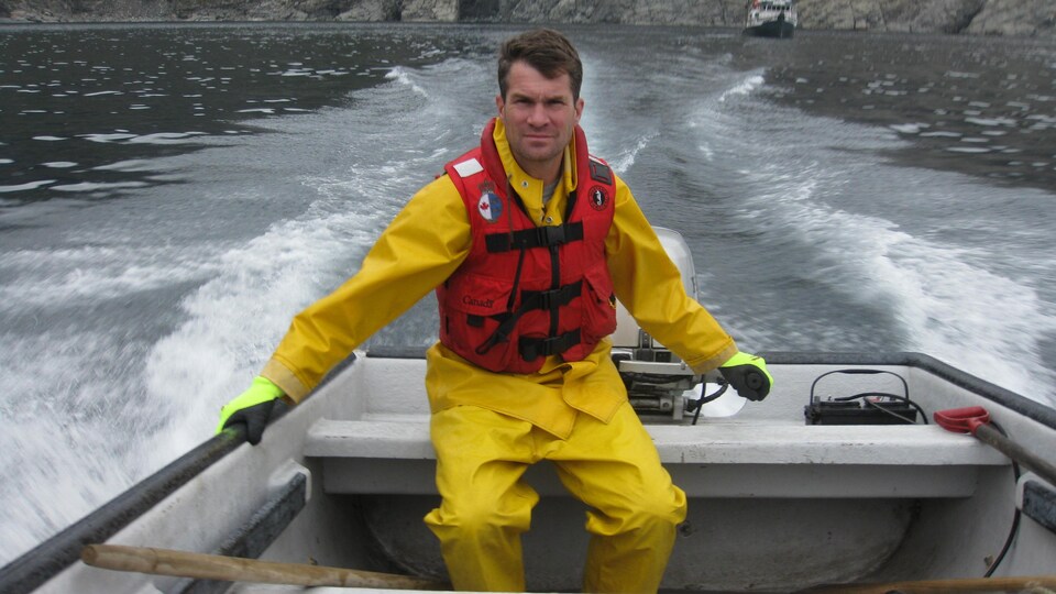 un homme sur un bateau en marche.