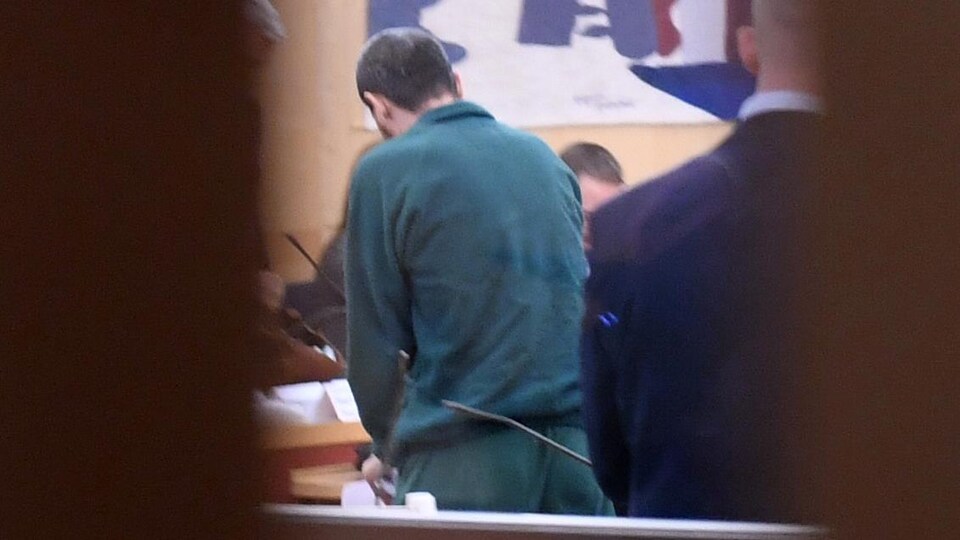 Rakhmat Akilov, vu de dos, dans un tribunal.