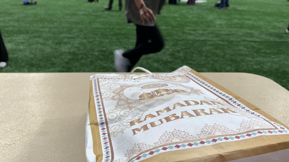 Un sac en papier sur lequel on peut lire l'expression Ramadan Mubarak