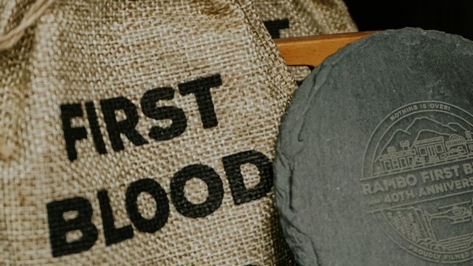 Des sous-verres sur lesquels sont écrits les mots First Blood.