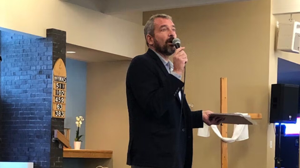 Mike Randall donne une conférence.